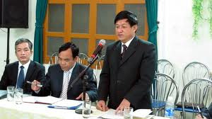 Ông Lê Văn Hiền trong buổi nhận các quyết định đình chỉ sinh hoạt Đảng và tạm đình chỉ công tác Ông Lê Văn Hiền trong buổi nhận các quyết định đình chỉ sinh hoạt Đảng và tạm đình chỉ công tác