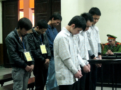 Các bị cáo trước vành móng ngựa