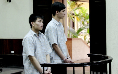 Các bị cáo Tuấn và Cường trước vành móng ngựa Các bị cáo Tuấn và Cường trước vành móng ngựa