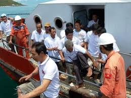 Các ngư dân lên bờ an toàn vào trưa nay (Ảnh: V.Tạo) Các ngư dân lên bờ an toàn vào trưa nay (Ảnh: V.Tạo)