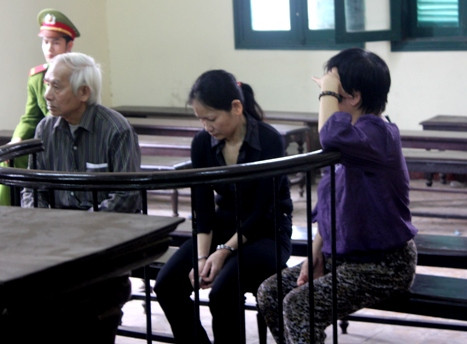 Các bị cáo trước vành móng ngựa