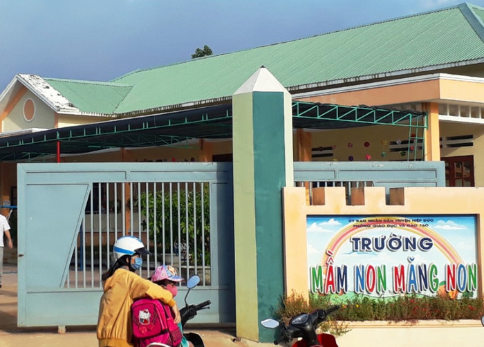 Mặc dù Hiệu trưởng bị kỷ luật vì để xảy ra lạm thu nhưng trường vẫn được công nhận đạt chuẩn quốc gia. Mặc dù Hiệu trưởng bị kỷ luật vì để xảy ra lạm thu nhưng trường vẫn được công nhận đạt chuẩn quốc gia.
