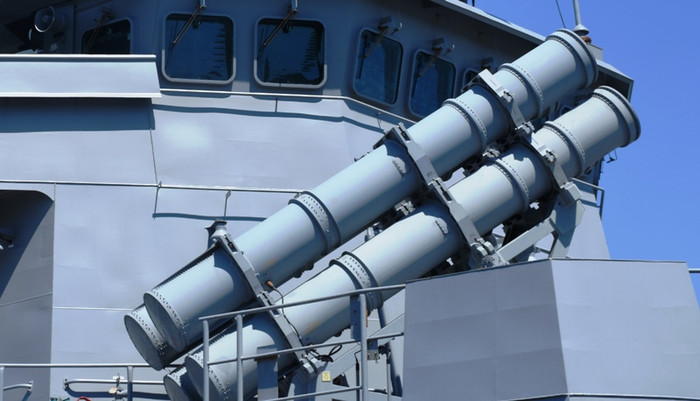 Cận cảnh một hệ thống phóng đạn tên lửa gồm bốn ống phóng.