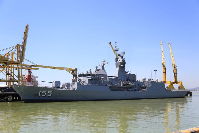 Chiến hạm HMAS BALLARAT FFH 155 của hải quân Úc cập cảng Đà Nẵng ngày 4/6. Đây là tàu khu trục lớp ANZAC có tên lửa dẫn đường, có khả năng thực hiện các nhiệm vụ đối không, đối hải, chống ngầm, hải thám, trinh sát và đánh chặn.