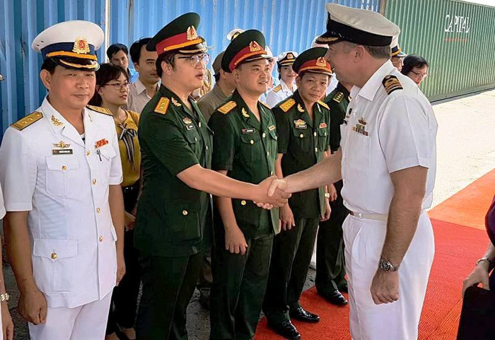 Lễ đón tiếp được tổ chức trang trọng ngay tại chân cầu cảng.