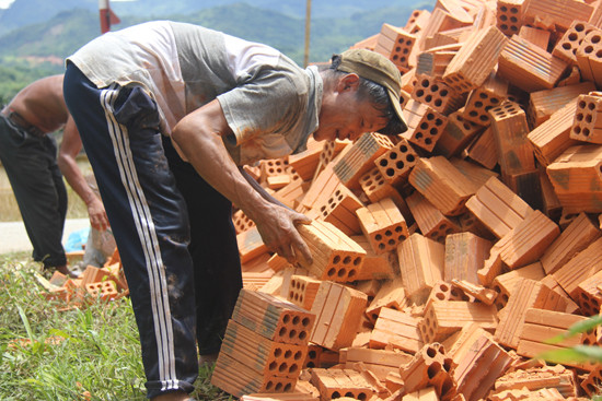 Anh Hồ văn Lang tham gia vận chuyển gạch Anh Hồ văn Lang tham gia vận chuyển gạch