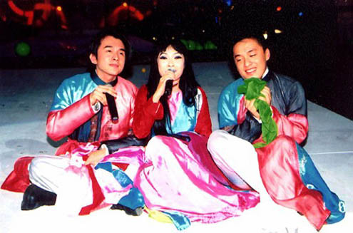 Lam Trường cùng Phương Thanh và Đan Trường biểu diễn ca khúc "Tát nước đầu đình" trong liveshow Làn Sóng Xanh năm 2002. Lam Trường cùng Phương Thanh và Đan Trường biểu diễn ca khúc "Tát nước đầu đình" trong liveshow Làn Sóng Xanh năm 2002.