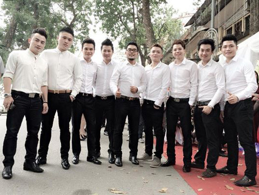 Khắc Việt, Trịnh Thăng Bình trong đội hình bê tráp của nhà trai. Ảnh: Facebook Khắc Việt.