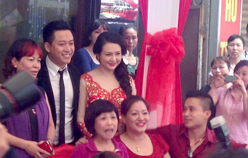 Tuấn Hưng rạng rỡ trong lễ ăn hỏi. Ảnh: Ngoisao.net