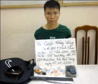 Đối tượng Tuấn Anh cùng tang vật vụ cướp tại cơ quan công an