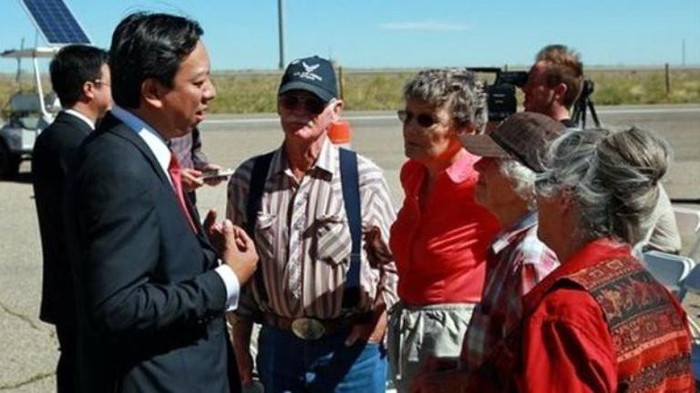 Ông Phạm Đình Nguyên chia sẻ với báo giới Mỹ về thương hiệu cà phê Việt Phin Deli trong lễ ra mắt thị trấn mới. Ông Phạm Đình Nguyên chia sẻ với báo giới Mỹ về thương hiệu cà phê Việt Phin Deli trong lễ ra mắt thị trấn mới.