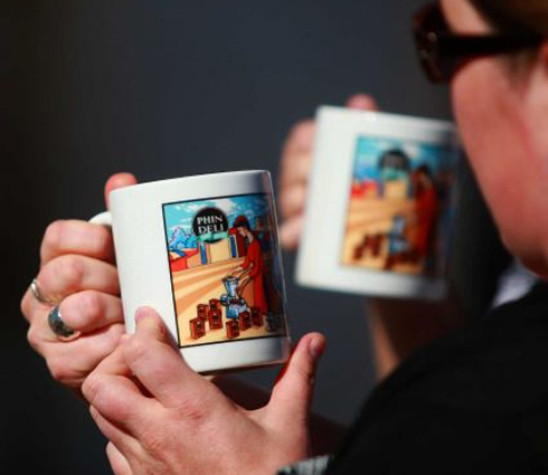 Khách hàng ngắm thương hiệu Việt trên đất Mỹ. Ảnh: AP Khách hàng ngắm thương hiệu Việt trên đất Mỹ. Ảnh: AP