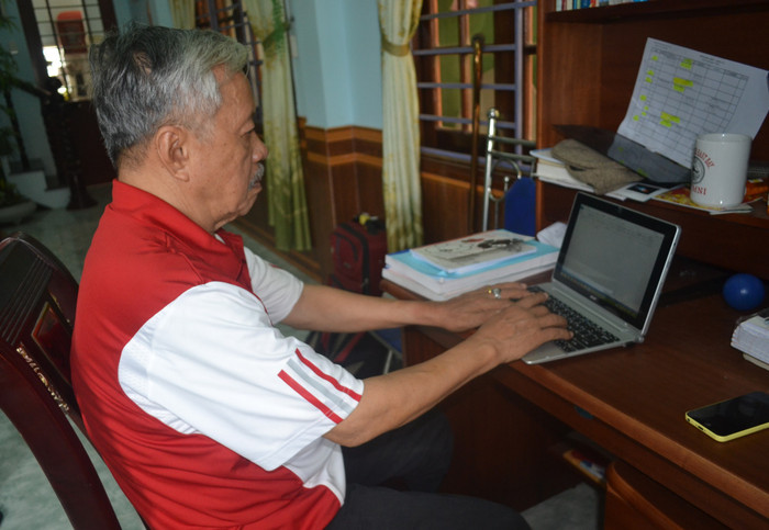 Ở tuổi 83, cụ Thiệt vẫn cháy bỏng ngọn lửa say mê học tập. (Ảnh: AN) Ở tuổi 83, cụ Thiệt vẫn cháy bỏng ngọn lửa say mê học tập. (Ảnh: AN)