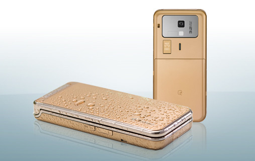 4. SoftBank 824SH chống thấm siêu mỏng, hình dánh kiêu sa Những dòng máy chống thấm thường có kích thước to theo dáng thể thao, nhưng qua sự sáng tạo tinh tế của Nhật, di động chống thấm cũng có thể là một di động nhỏ nhắn kiêu sa. Softbank 824SH được tung ra thị trường vào mùa hè năm 2008, máy siêu mỏng, bằng kim lọai, tivi di động và phù hợp tiêu chuẩn chống thấm quốc tế IP5 / IP7, không cần ngại ngùng khi mang máy ra ngòai trời vào mùa mưa, không tổn hại đến máy ngày cả khi máy bị rơi xuống hồ bơi, màn hình WQVGA 2.8 inch, camera AF, kỹ thuật âm thanh YAMAHA và hỗ trợ thẻ nhớ ngòai microSDHC, video tốt, thêm vào tính năng chống thấm, 824SH thật đúng là một tuyệt tác! 824SH là một máy Nhật tòan diện về chất lượng và mỹ quan, vì chỉ sử dụng màn hình WQVGA 2.8 inch, chỉ điều khiển trong phạm vi phù hợp, không quá dài hay quá dày, bề dày 15.3mm, là máy di động chống thấm mỏng nhất thế giới.