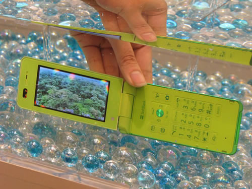 5. Panasonic Tropical 823P Tropical 823P là một chiếc di động chống thấm nước nó cho phép người dùng luôn giữ mối liên lạc với bạn bè và người thân ngay trên bờ biển cùng những con sóng . Chiếc điện thoại này có màn hình hiển thị 3 inch độ phân giải màn hình 427 x 240 pixel, kích thước 50 x 108 x 17,6 mm và dung lượng nhớ có thể mở rộng lên đến 8 GB. hỗ trợ các ứng dụng của công nghệ 3G. 823, chia sẻ Bluetooth, trọng lượng 132g. Tropical 823P được sản xuất trong các màu tươi trẻ như màu đỏ, màu xanh, màu xanh lục, màu trắng và màu đen với hình nền tích hợp sẵn là những bông hoa đồng nội rữc rỡ.