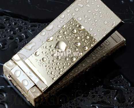 2. Fujitsu F-01A Điện thoại không thấm nước Fujitsu F-01A được trang bị camera 5.2mpx, khả năng nhận diện vân tay, màn hình cảm ứng đa điểm 3.2inches - 16 triệu màu cho bạn cảm giác tuyệt vời nhất khi xem video. Chiếc điện thoại này có lối thiết kế độc đáo với mặt trước toàn bộ bằng kính cao cấp, toàn bộ thân máy đc phủ chất liệu chống thấm nước và có khả năng chống thấm 30 phút trong nước cho dù máy vẫn đang bật.