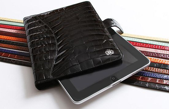 2. Túi da cá sấu Domenico Vacca Với giá hơn 3.900 USD (78 triệu đồng), những chiếc bao đựng iPad làm bằng da cá sấu của hãng Domenico Vacca với nhiều màu sắc và trông thật hấp dẫn. Chiếc túi da được này sản xuất tại Ý, một trong những trung tâm thời trang nổi tiếng thế giới.