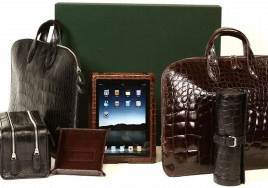 1. Vỏ ipad David August David August là thương hiệu hạng sang rất được yêu thích của giới tỉ phú . Sản phẩm vỏ iPad của hãng này được sử dụng chất liệu da cá sấu cao cấp và chế tác bằng phương pháp thủ công, bởi các nghệ nhân trong một gia đình người Ý. Với giá bán 6.900 USD (khoảng 145 triệu đồng), mẫu thiết kế của David đã trở thành chiếc vỏ bao iPad đắt nhất thế giới
