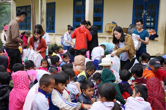 Các bạn sinh viên mang "xuân yêu thương" đến với học sinh vùng cao. Ảnh: PC Các bạn sinh viên mang "xuân yêu thương" đến với học sinh vùng cao. Ảnh: PC