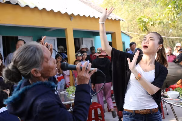 Hình ảnh rất gần gũi của Họa mi tóc nâu cùng bà con Quảng Nam - Đà Nẵng