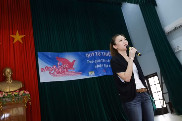 Mỹ Tâm hát tặng bà con ca khúc “Thương ca Tiếng Việt”.