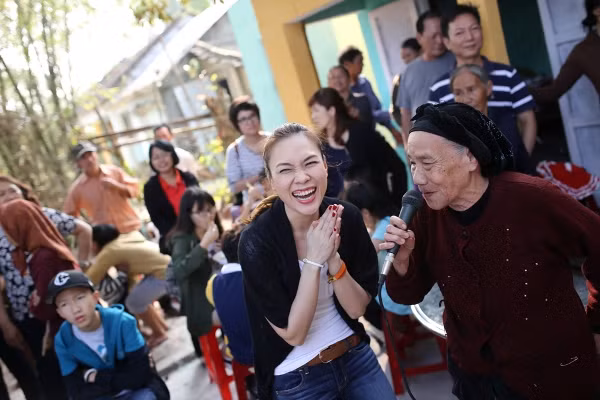 Nhiều cụ già dù đã lớn tuổi nhưng vẫn không ngại giao lưu cùng cô.