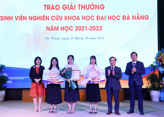 Sinh viên Đỗ Thị Ngọc Hằng (thứ ba từ phải sang) đã xuất sắc 2 lần giành giải nhất sinh viên nghiên cứu khoa học của Đại học Đà Nẵng. Ảnh: TN Sinh viên Đỗ Thị Ngọc Hằng (thứ ba từ phải sang) đã xuất sắc 2 lần giành giải nhất sinh viên nghiên cứu khoa học của Đại học Đà Nẵng. Ảnh: TN