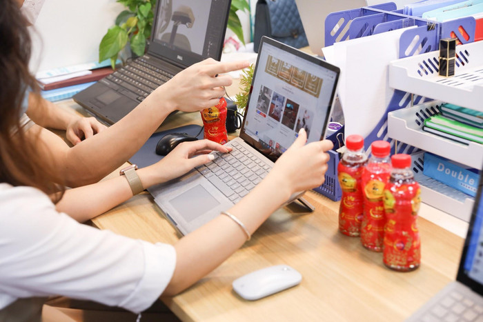 Áp lực chạy deadline cuối năm là một trong 1001 lý do khiến người trẻ bị nóng trong người. Áp lực chạy deadline cuối năm là một trong 1001 lý do khiến người trẻ bị nóng trong người.