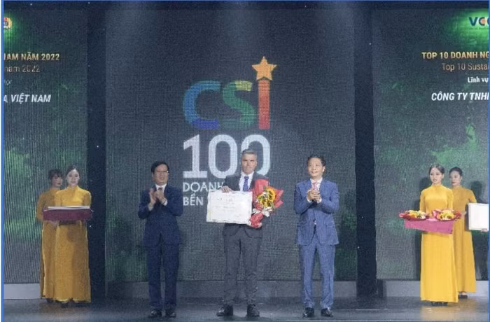 Ông Richard Kiger, Tổng Giám Đốc FrieslandCampina Việt Nam (giữa) tại lễ công bố “Doanh nghiệp Bền vững Việt Nam 2022”.