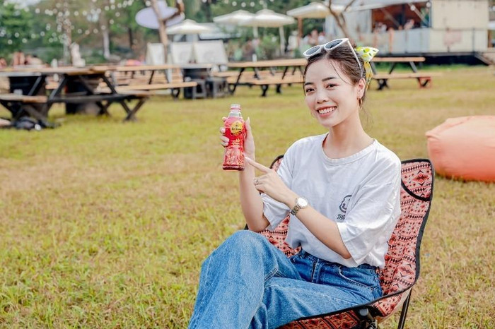 Người trẻ thanh nhiệt cơ thể bằng Trà Dr Thanh để giữ vẻ tươi tắn, tận hưởng không khí lễ hội cuối năm. Người trẻ thanh nhiệt cơ thể bằng Trà Dr Thanh để giữ vẻ tươi tắn, tận hưởng không khí lễ hội cuối năm.