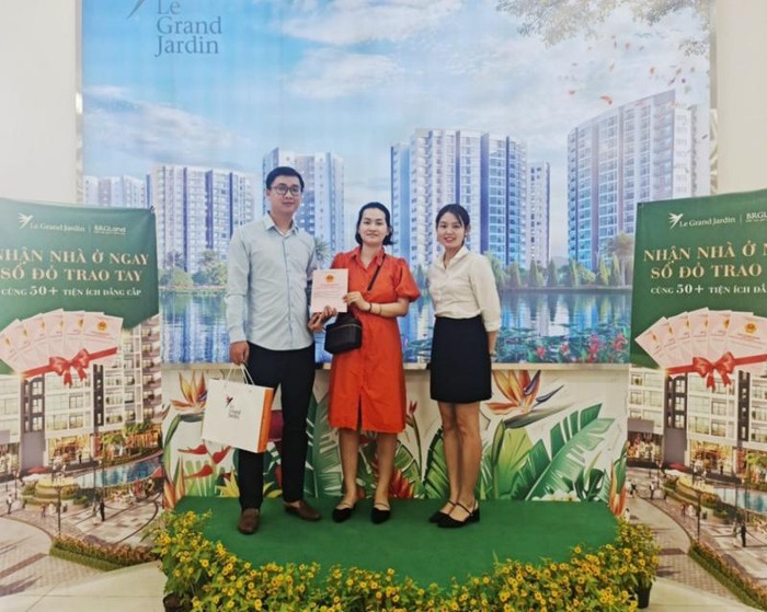 Khách hàng vui mừng nhận giấy chứng nhận quyền sở hữu căn hộ tại tổ hợp chung cư Le Grand Jardin Khách hàng vui mừng nhận giấy chứng nhận quyền sở hữu căn hộ tại tổ hợp chung cư Le Grand Jardin