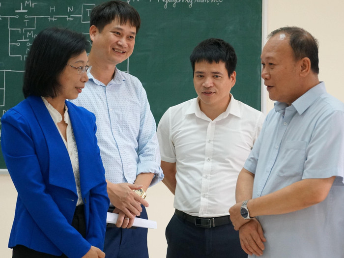 Ông Nguyễn Hoài Sơn - Giám đốc Sở Lao động - Thương binh và Xã hội (ngoài cùng bên phải) thăm và làm việc tại Trường Cao đẳng Việt - Hàn Quảng Ninh (Ảnh: Phạm Linh) Ông Nguyễn Hoài Sơn - Giám đốc Sở Lao động - Thương binh và Xã hội (ngoài cùng bên phải) thăm và làm việc tại Trường Cao đẳng Việt - Hàn Quảng Ninh (Ảnh: Phạm Linh)