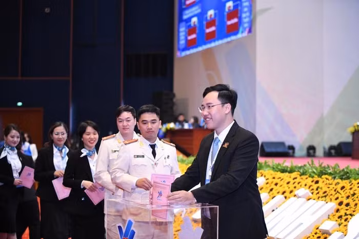Các đại biểu tham dự Đại hội bỏ phiếu bầu Ủy viên Ban Chấp hành Trung ương Đoàn khóa XII. Ảnh: baochinhphu.vn Các đại biểu tham dự Đại hội bỏ phiếu bầu Ủy viên Ban Chấp hành Trung ương Đoàn khóa XII. Ảnh: baochinhphu.vn
