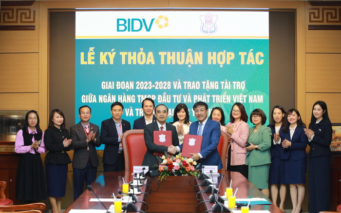 Giáo sư, Tiến sĩ, Bác sĩ Nguyễn Hữu Tú (Hiệu trưởng Trường Đại học Y Hà Nội) và ông Võ Hải Nam (Giám đốc BIDV Hà Thành) đại diện hai đơn vị ký kết thỏa thuận hợp tác giai đoạn 2023-2028 Giáo sư, Tiến sĩ, Bác sĩ Nguyễn Hữu Tú (Hiệu trưởng Trường Đại học Y Hà Nội) và ông Võ Hải Nam (Giám đốc BIDV Hà Thành) đại diện hai đơn vị ký kết thỏa thuận hợp tác giai đoạn 2023-2028