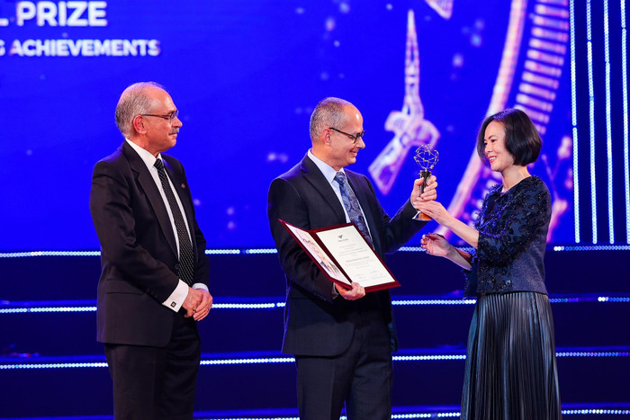 Giáo sư gốc Việt Nguyễn Thục Quyên trao giải cho Giáo sư Omar M. Yaghi tại Lễ trao giải VinFuture lần thứ nhất