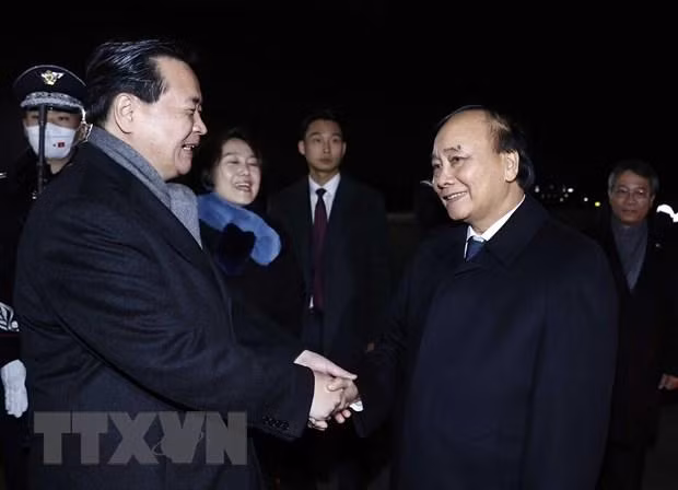 Tối 6/12, Chủ tịch nước Nguyễn Xuân Phúc cùng Đoàn đại biểu cấp cao Việt Nam rời thủ đô Seoul, kết thúc tốt đẹp chuyến thăm cấp Nhà nước tới Đại Hàn Dân Quốc từ ngày 4-6/12. (Ảnh: Thống Nhất/TTXVN) Tối 6/12, Chủ tịch nước Nguyễn Xuân Phúc cùng Đoàn đại biểu cấp cao Việt Nam rời thủ đô Seoul, kết thúc tốt đẹp chuyến thăm cấp Nhà nước tới Đại Hàn Dân Quốc từ ngày 4-6/12. (Ảnh: Thống Nhất/TTXVN)