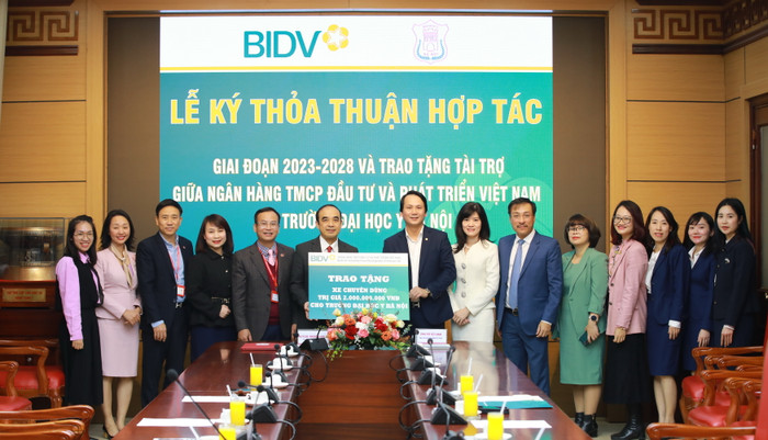 Ông Trần Long (Phó Tổng Giám đốc BIDV) trao biển tài trợ cho đại diện Trường Đại học Y Hà Nội - Giáo sư, Tiến sĩ, Bác sĩ Nguyễn Hữu Tú (Hiệu trưởng nhà trường) Ông Trần Long (Phó Tổng Giám đốc BIDV) trao biển tài trợ cho đại diện Trường Đại học Y Hà Nội - Giáo sư, Tiến sĩ, Bác sĩ Nguyễn Hữu Tú (Hiệu trưởng nhà trường)