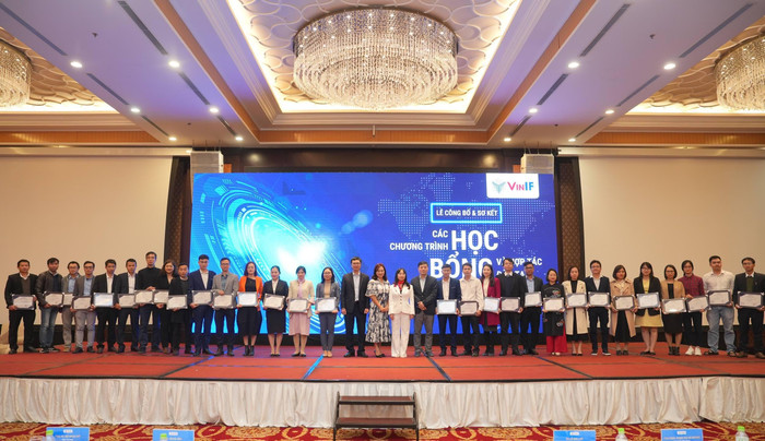 Các nhà khoa học trẻ được nhận học bổng sau tiến sĩ của Quỹ VINIF năm 2022 Các nhà khoa học trẻ được nhận học bổng sau tiến sĩ của Quỹ VINIF năm 2022
