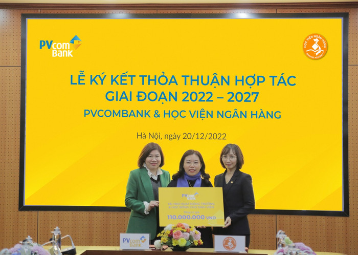 Đại diện PVcomBank trao tặng 110 triệu đồng ủng hộ quỹ khuyến học của Học viện Ngân hàng. Đại diện PVcomBank trao tặng 110 triệu đồng ủng hộ quỹ khuyến học của Học viện Ngân hàng.