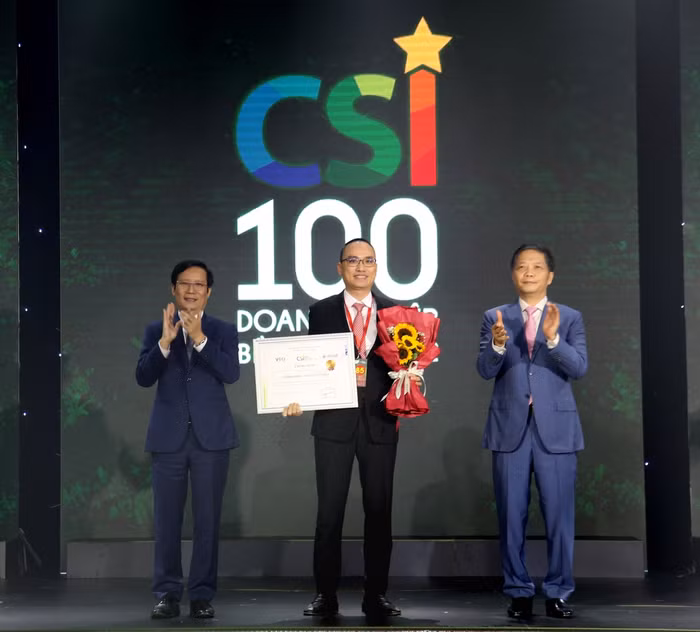 Ông Lê Tuấn Anh – Phó Tổng Giám đốc Tập đoàn BRG nhận giải thưởng Top 10 Doanh nghiệp bền vững Việt Nam 2022