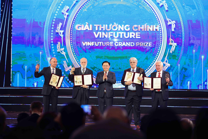 Chủ tịch Quốc hội Vương Đình Huệ trao Giải thưởng Chính VinFuture 2022 trị giá 3 triệu đô la Mỹ cho các nhà khoa học: Sir Timothy John Berners-Lee, Tiến sĩ Vinton Gray Cerf, Tiến sĩ Emmanuel Desurvire, Tiến sĩ Robert Elliot Kahn, và Giáo sư Sir David Neil Payne với các tầng phát minh đột phá trong việc kết nối công nghệ mạng toàn cầu. Chủ tịch Quốc hội Vương Đình Huệ trao Giải thưởng Chính VinFuture 2022 trị giá 3 triệu đô la Mỹ cho các nhà khoa học: Sir Timothy John Berners-Lee, Tiến sĩ Vinton Gray Cerf, Tiến sĩ Emmanuel Desurvire, Tiến sĩ Robert Elliot Kahn, và Giáo sư Sir David Neil Payne với các tầng phát minh đột phá trong việc kết nối công nghệ mạng toàn cầu.