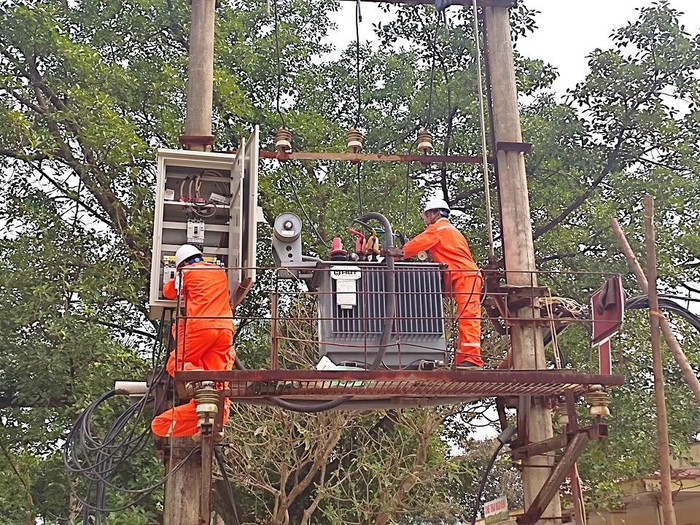Công nhân điện lực Thái Nguyên xử lý khiếm khuyết trên lưới điện Công nhân điện lực Thái Nguyên xử lý khiếm khuyết trên lưới điện