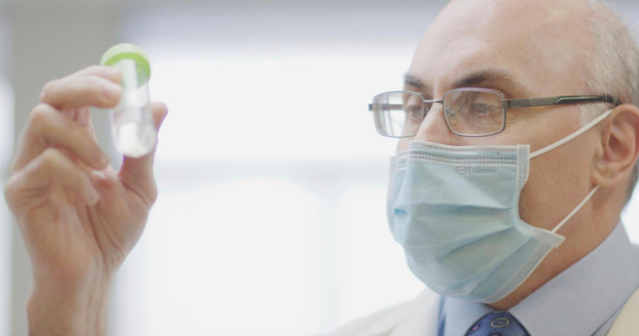 Giáo sư, Bác sĩ Drew Weissman trong phòng thí nghiệm Giáo sư, Bác sĩ Drew Weissman trong phòng thí nghiệm