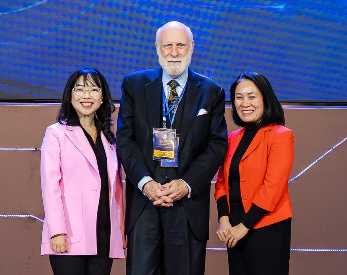 Khi bạn còn trẻ hãy liều lĩnh, vì bạn có rất nhiều thời gian để sửa chữa những sai lầm, Tiến sĩ Vinton Gray Cerf khẳng định. Khi bạn còn trẻ hãy liều lĩnh, vì bạn có rất nhiều thời gian để sửa chữa những sai lầm, Tiến sĩ Vinton Gray Cerf khẳng định.