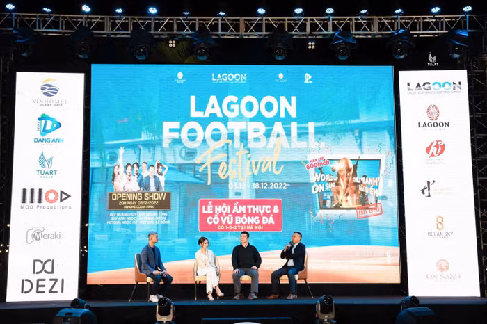 Các bình luận viên cùng chia sẻ cùng khán giả những nhận định thú vị về trận đấu