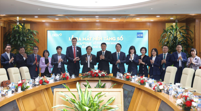 Các đại biểu tham dự lễ ra mắt nền tảng số SMEasy dành cho doanh nghiệp nhỏ và vừa.