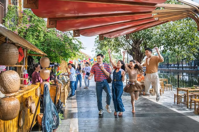 Du khách check in tại phố Đông, VinWonders Nam Hội An.