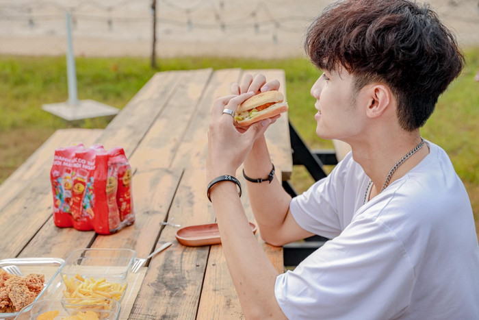 “Nóng trong người đã có trà Dr Thanh là câu cửa miệng của người trẻ trong mùa deadline cuối năm”. “Nóng trong người đã có trà Dr Thanh là câu cửa miệng của người trẻ trong mùa deadline cuối năm”.