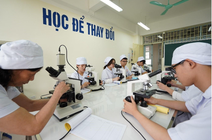 Giờ học với thiết bị thực hành của sinh viên khối ngành sức khỏe. Ảnh: Trường Đại học Đại Nam Giờ học với thiết bị thực hành của sinh viên khối ngành sức khỏe. Ảnh: Trường Đại học Đại Nam