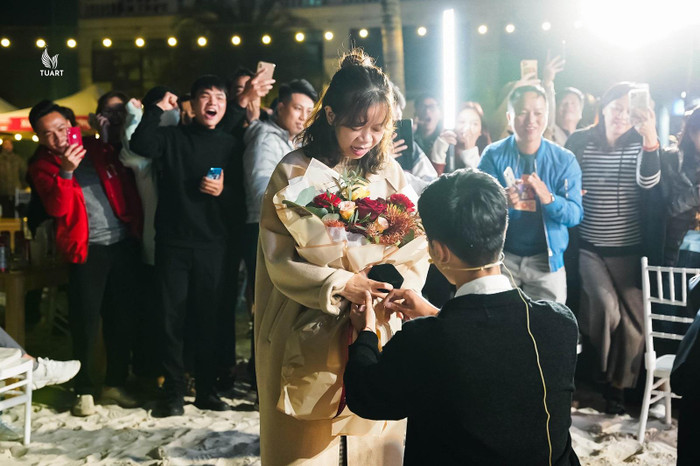 Màn cầu hôn bất ngờ khiến rất nhiều người tò mò, thích thú Màn cầu hôn bất ngờ khiến rất nhiều người tò mò, thích thú